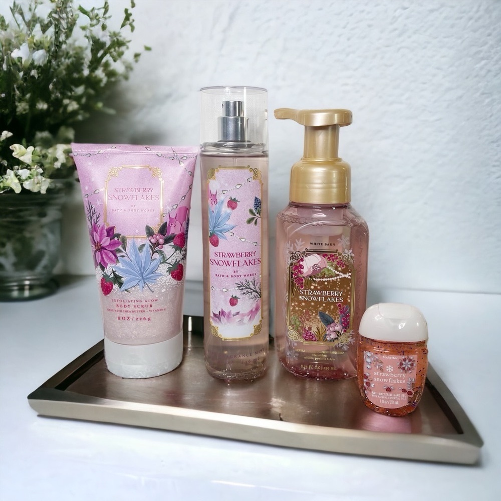 Bath & Body Works Strawberry Snowflakes Gift Set Body Scrub Soap NWT